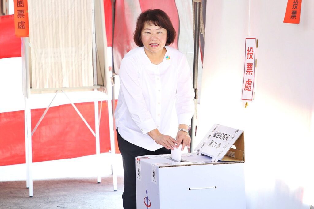 嘉義市長黃敏惠投下公投票　強調公投是聽見人民心聲的機制
