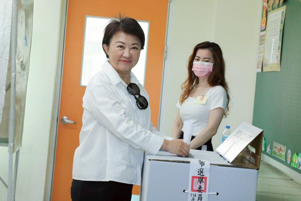 核三重啟公投、台中3選區立委罷免案投票今登場-盧市長赴健行國小投票