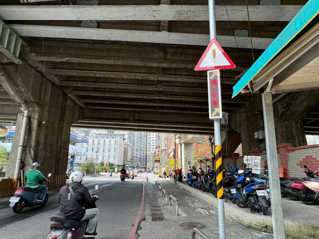 基隆加強無號誌路口安全　西定路率先建置智慧警示