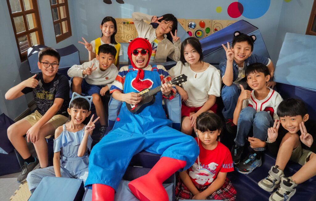 黃明志兒歌暗黑化-蟑螂亂飛-小朋友集體落淚