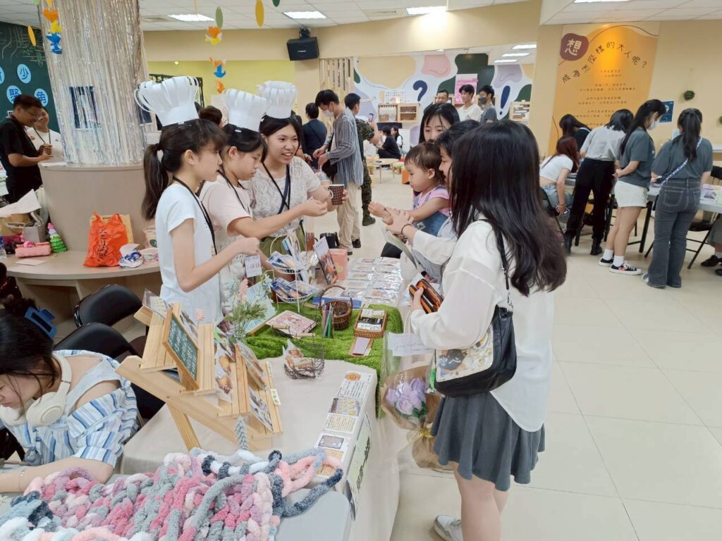 抓住夏日的尾巴 花漾青春館辦「癢癢的市集」展現青少年的熱情