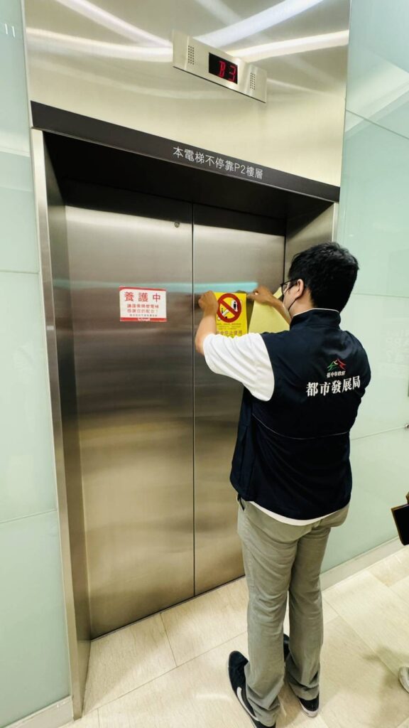 民眾日前受困百貨電梯 中市都發局將全面檢驗該百貨電梯-呼籲建築物所有權人加強電梯保養與安全檢查
