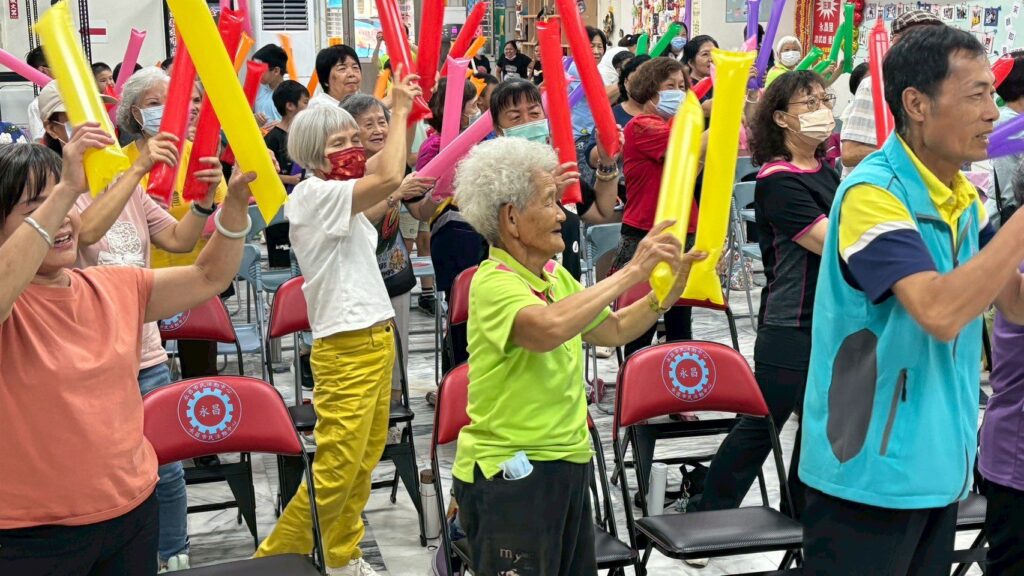 牛轉筋開．幸福傳愛　這裡共好協會培力婦女「牛角小試」-為鶯歌永昌社區長輩按摩舒壓