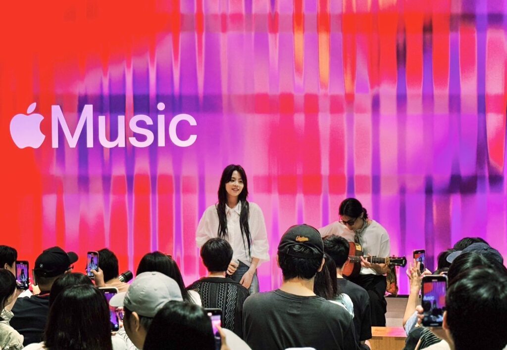 163braces-登陸蘋果講台變演唱會-俏皮求勿忘我