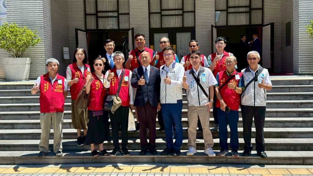 大中華、新北記者協會參訪立院　韓國瑜親迎合影留念