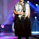 蔣萬安變身未來戰士　銀色解構裝搭藍色金屬鞋驚艷時尚大賞