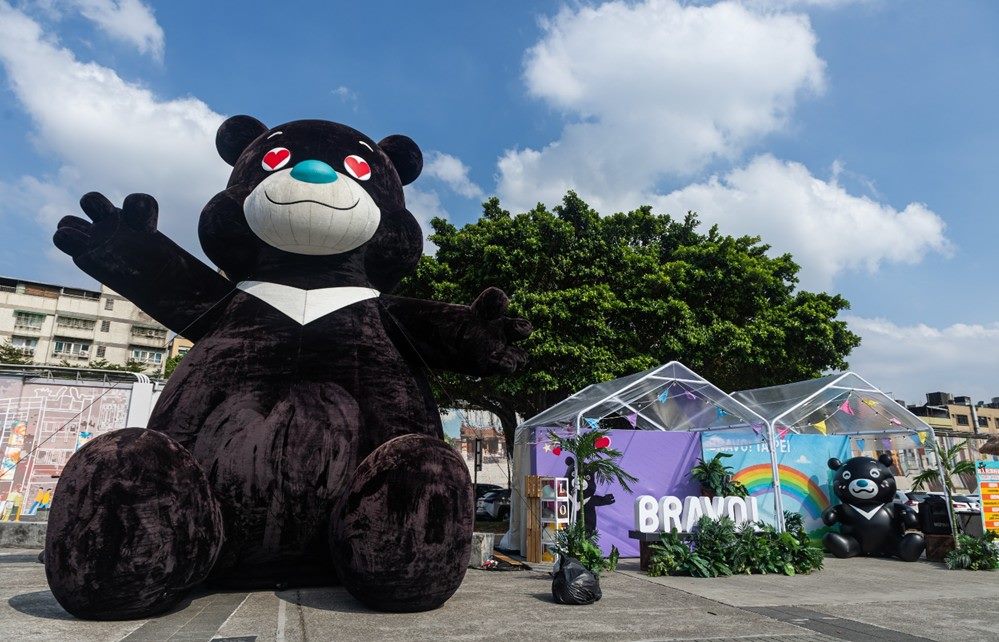 七夕限定！熊讚變身「愛心眼」-6公尺氣偶大稻埕亮相