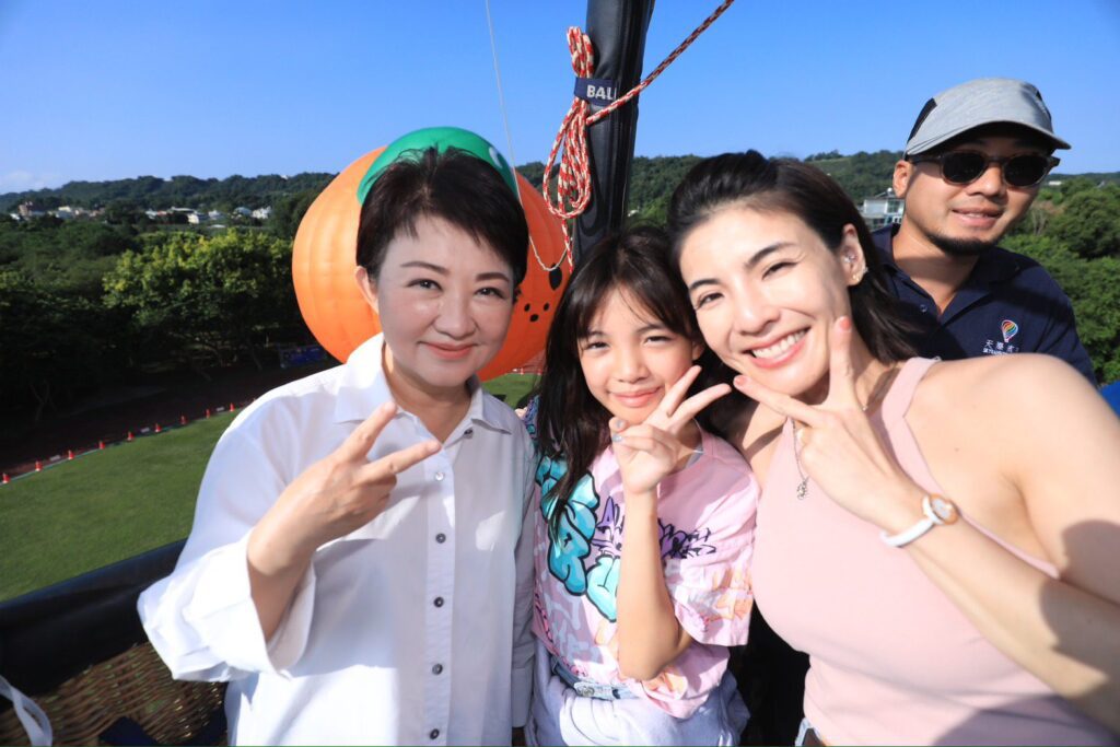台中石岡熱氣球嘉年華開幕!盧市長偕「模範夫妻」阿ben、徐小可乘熱氣球 邀全國民眾體驗山城魅力
