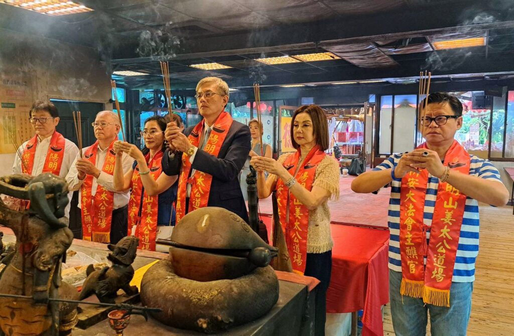 慕名七星燈神威 謝玲玲參拜陽明山姜太公道場