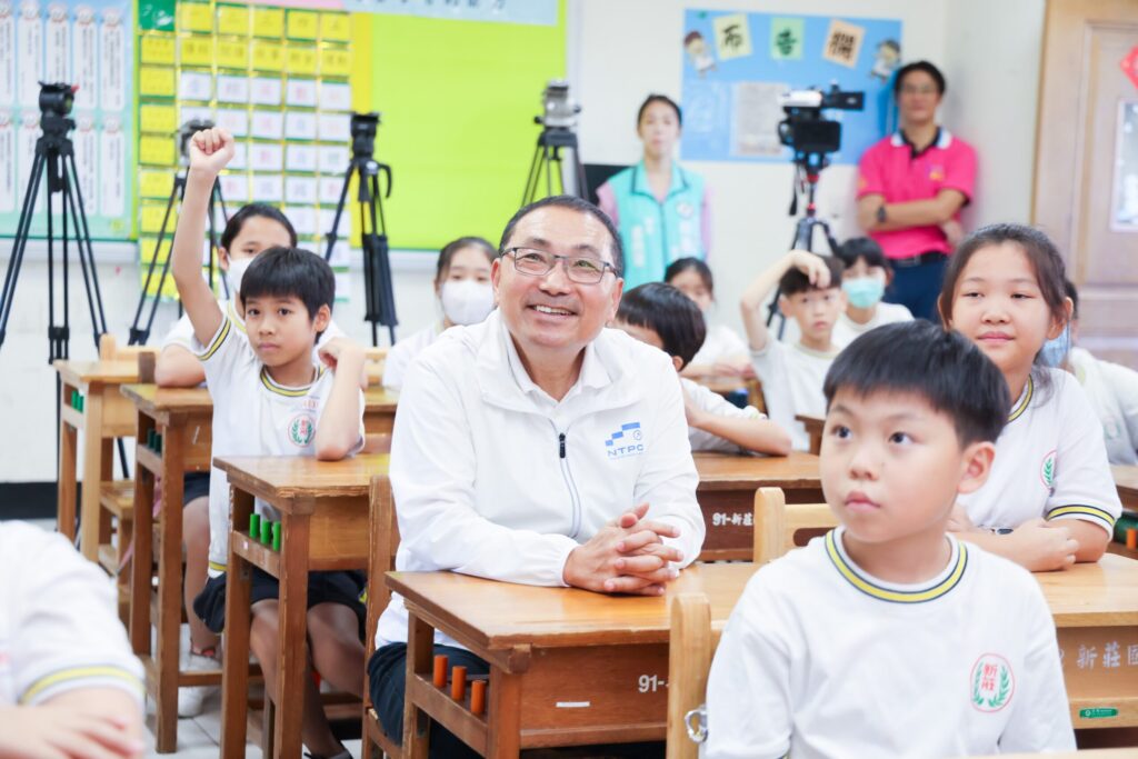 4年8億打造新北新校園 侯友宜:課桌椅、置物櫃、飲水機全面升級