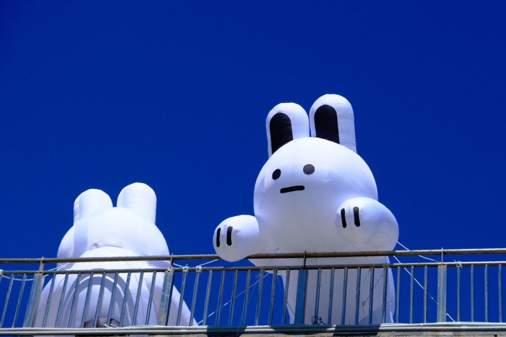 新月橋限定「兔兔q」萌萌登場　雲朵裝置點亮新北河濱