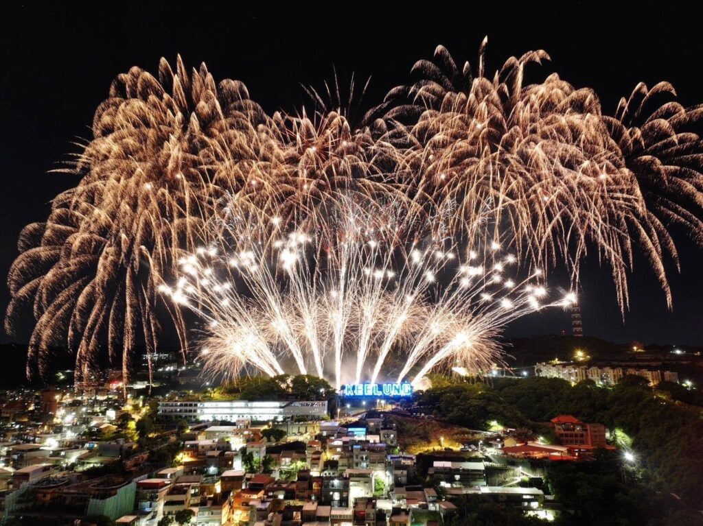 共同見證浪漫時刻　無人機與煙火合奏寫下「雨港」城市告白