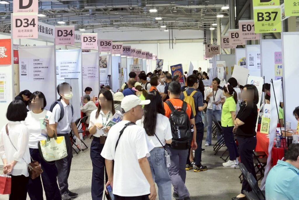 徵才博覽會搶破頭！花博湧5千人　寫履歷區一位難求