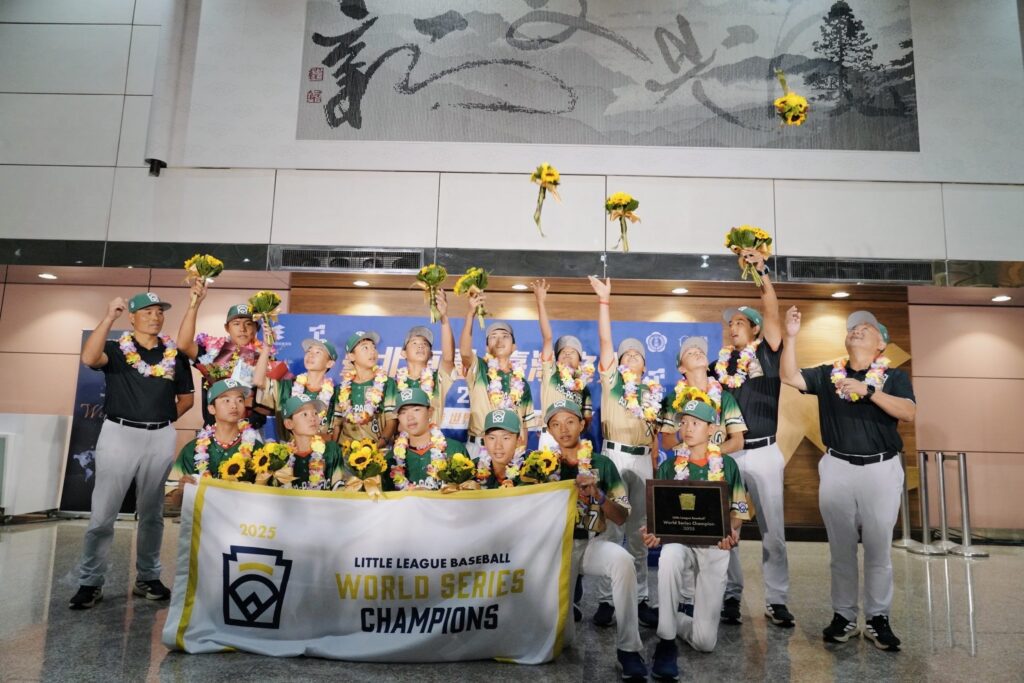 東園少棒小將抱回世界冠軍　林奕華率隊迎接　機場湧喝采掌聲