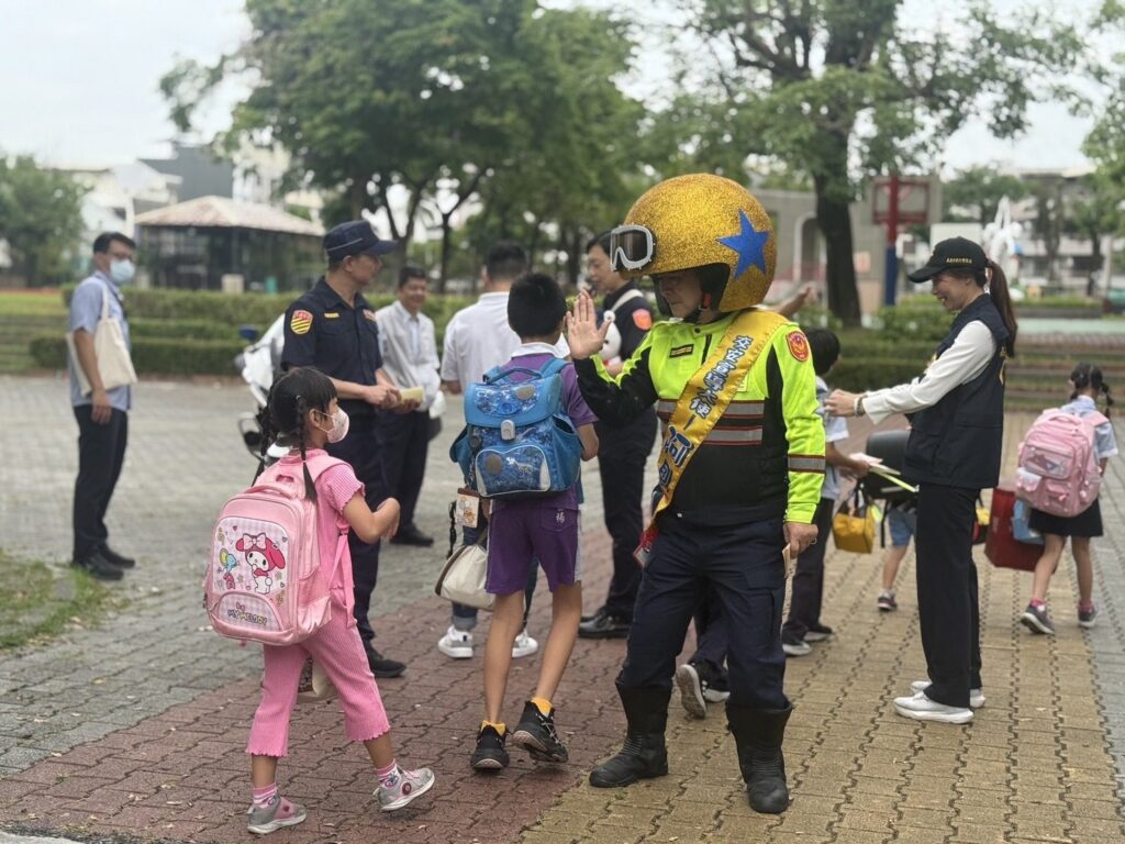 開學首日萌守護！嘉市警推「嘉華三朵花」宣導小卡　交安觀念帶著走