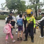 開學首日萌守護！嘉市警推「嘉華三朵花」宣導小卡　交安觀念帶著走