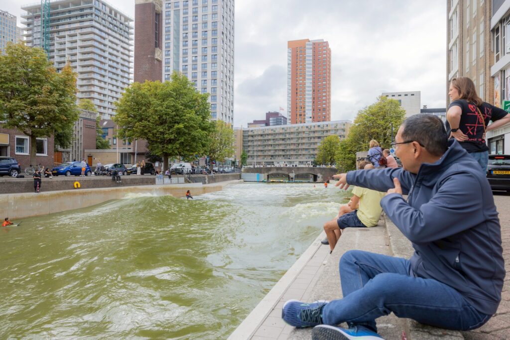 參訪全球首座「市中心衝浪池」　侯友宜:要因地制宜　推動全齡運動環境