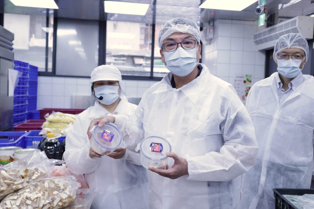 開學日 副市長劉和然陪孩子迎新學期 親自把關校園午餐