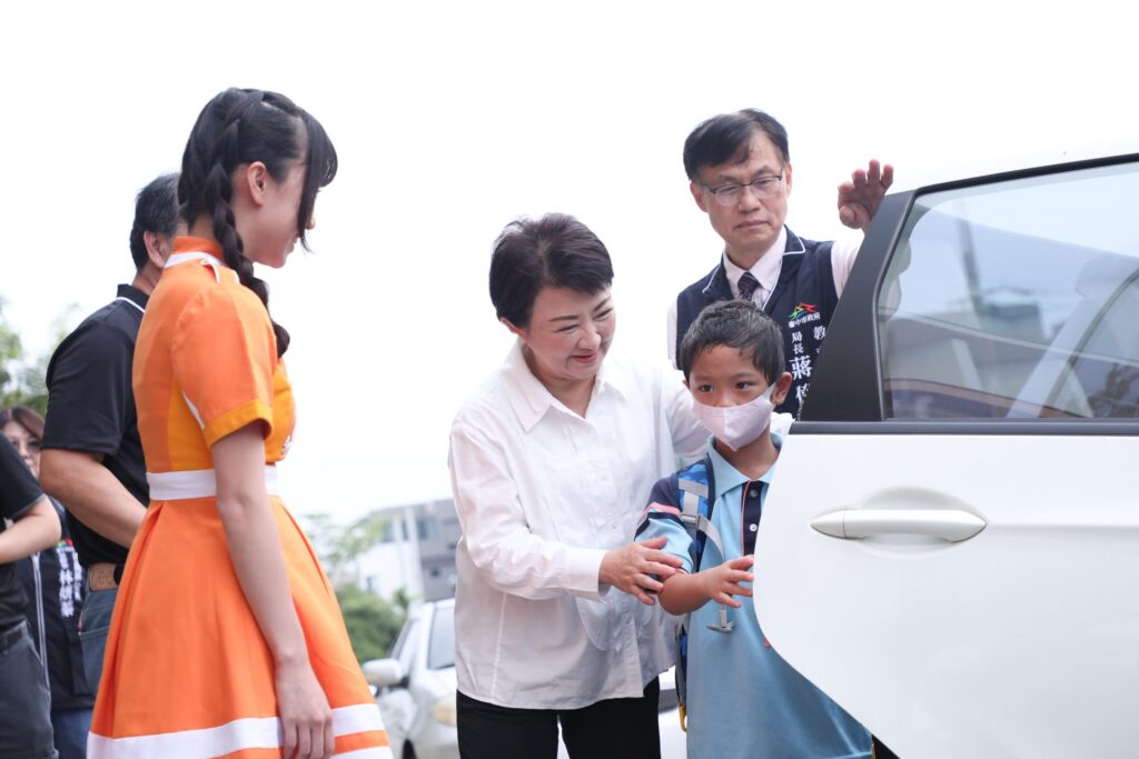 開學了!-盧媽媽沙鹿迎新生　見證鹿陽國小一期校舍啟用