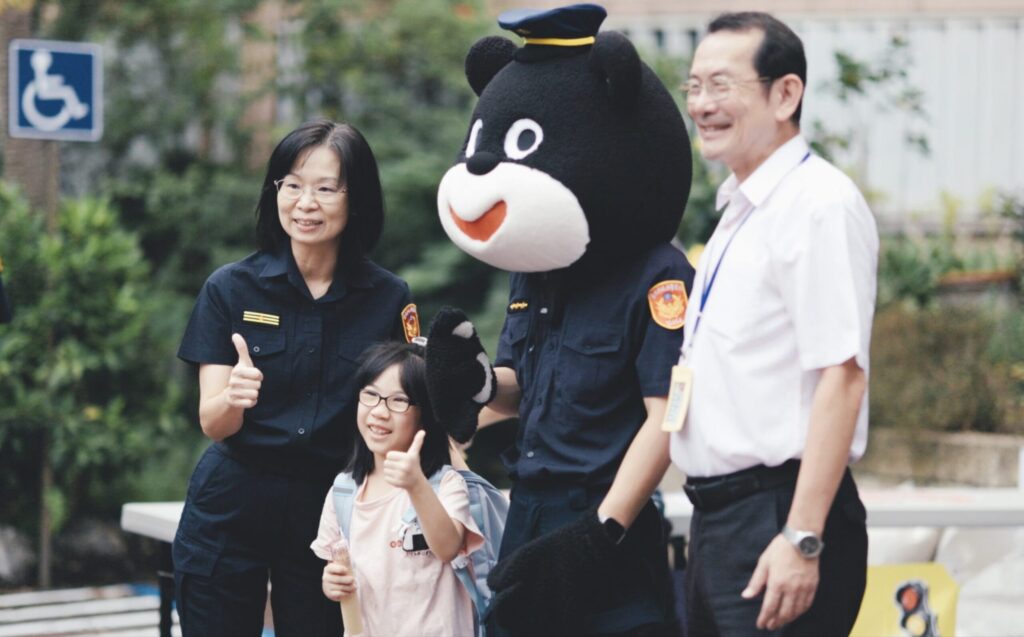 警察熊寶陪你開學!擊掌送暖安全守護不缺席