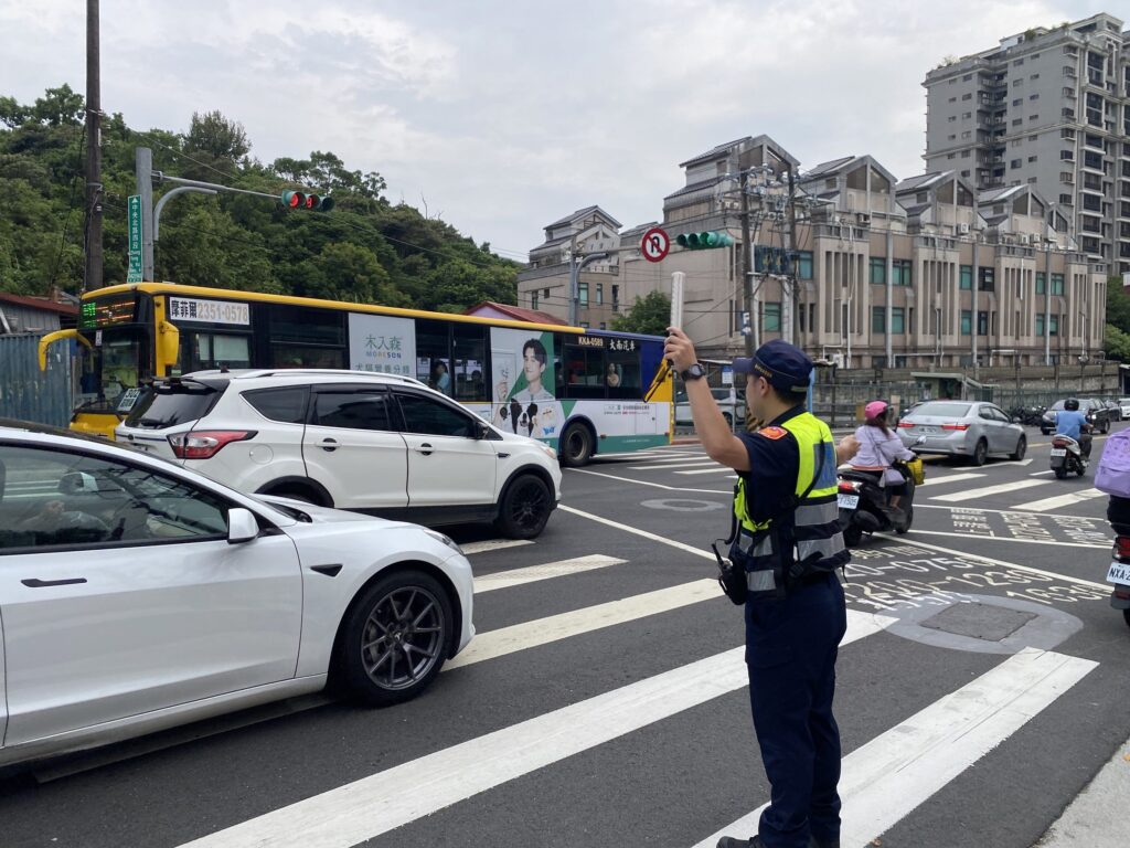 學童上學趣!北投警暖心護童宣導交通安全及識詐觀念