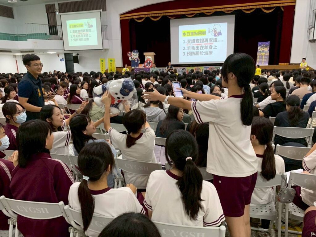 「警察大白熊」現身嘉女 創意識詐宣導掀熱潮