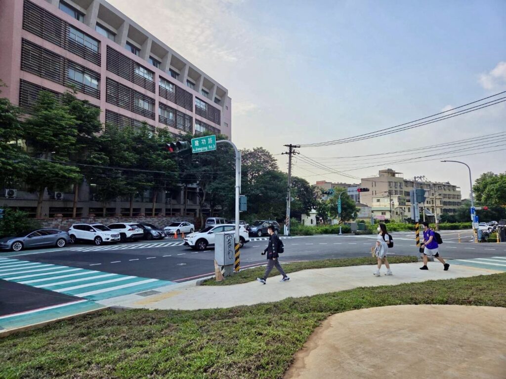 嶺東科大感謝市府貼心規劃！-　「綠36用地」綠美化完工守護師生通行安全