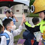 開學週最帥身影！警用重機、超大安全帽　嘉警讓交安教育變好玩