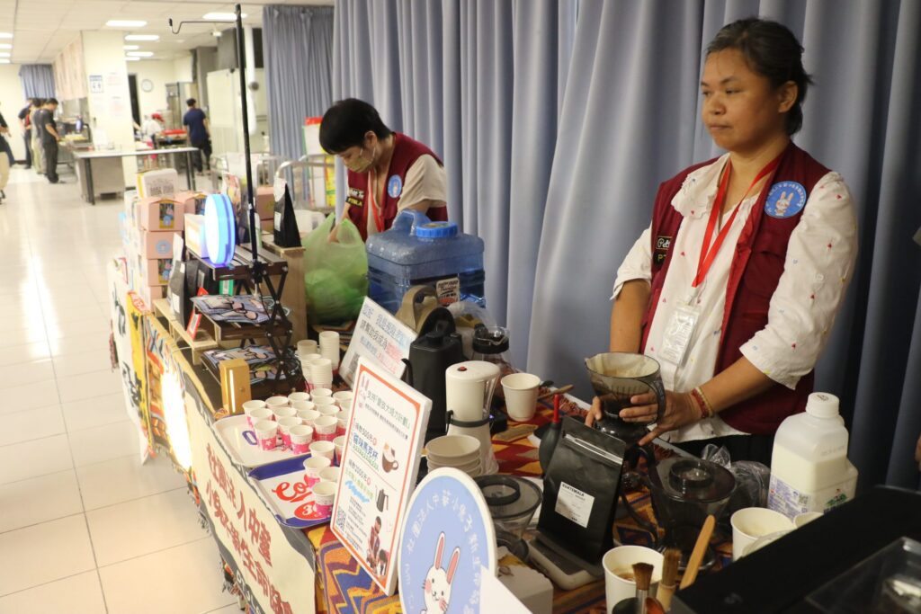 融合愛與勇氣的力量之飲　微星科技響應國際公益日　邀小兔子視障者沖泡咖啡