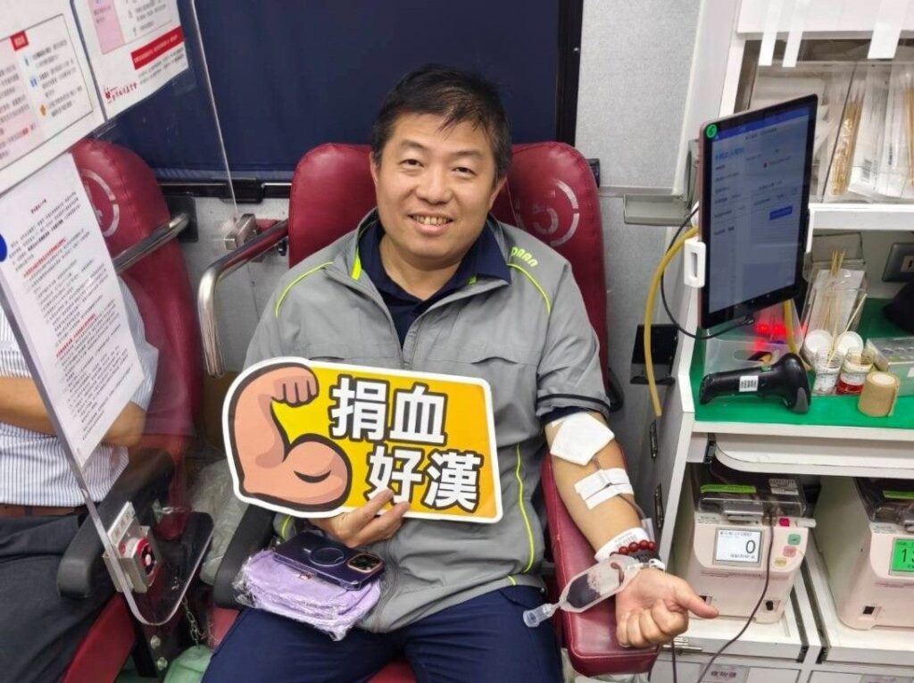 內湖警捲起袖子捐熱血 交安宣導更入心