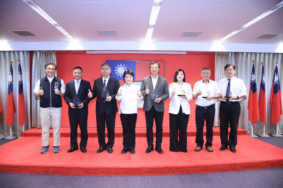 第19屆農金獎台中市轄農會再傳捷報!-盧市長頒獎表揚肯定績效