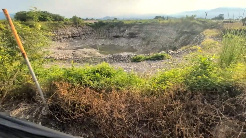 「美濃社區中心驚現巨坑直逼住家」　濫挖加回填廢棄物　地下水疑遭污染居民恐喝毒水　呼籲檢調、政府立即全面介入