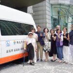 一輛車兩份愛　新莊區莊家捐高頂雙乘座位復康巴士