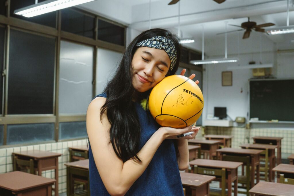 陳庭妮回東勢尋根-重返求學地分享黑暗青春與成長體悟