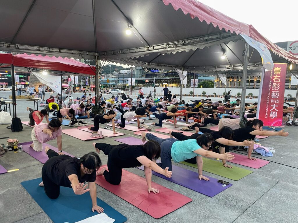 基隆港畔徜徉音樂瑜珈 200份瑜珈墊相送民眾體驗療癒時光