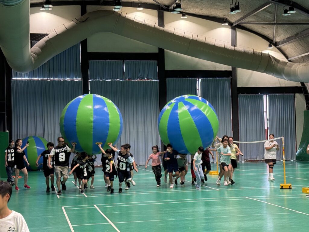 氣球一起扛、毛毛蟲一起騎！陸上家庭迷你馬拉松嗨翻海大體育館