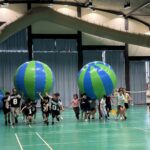 氣球一起扛、毛毛蟲一起騎！陸上家庭迷你馬拉松嗨翻海大體育館