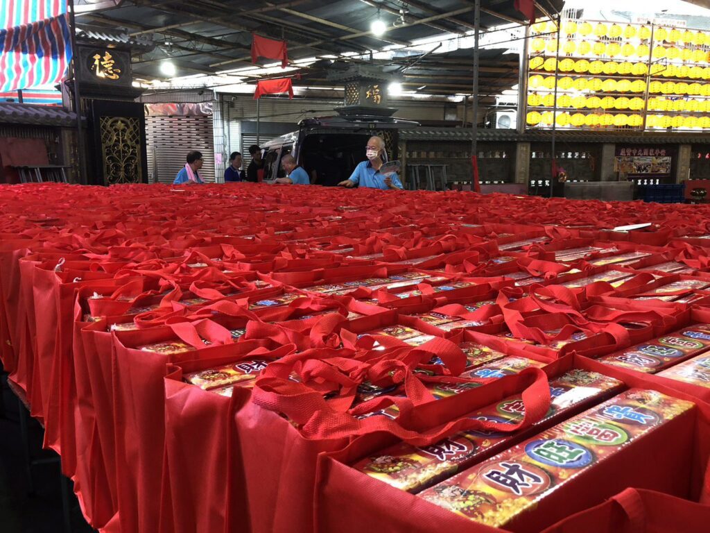 宮廟捐贈普渡物資　弱勢家庭最愛方便的泡麵和鯖魚罐頭