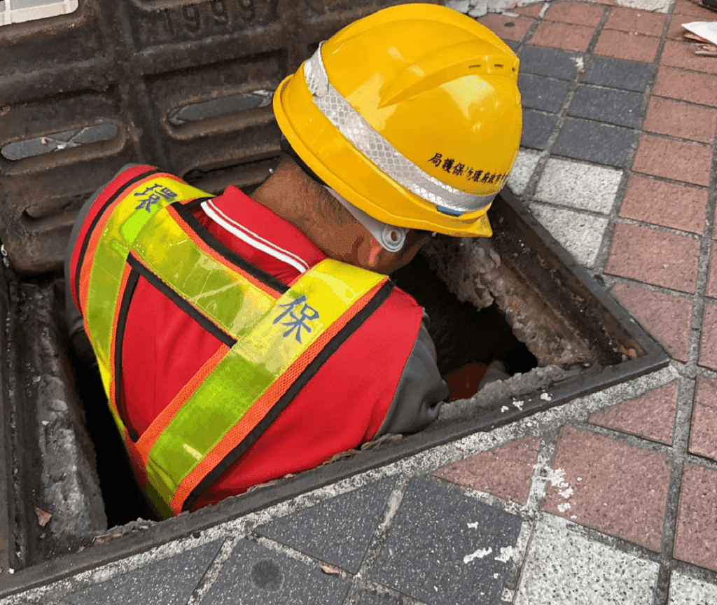 中市環保局清潔員伸援手　助巿民從水溝撿回手機