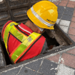 中市環保局清潔員伸援手 助巿民從水溝撿回手機