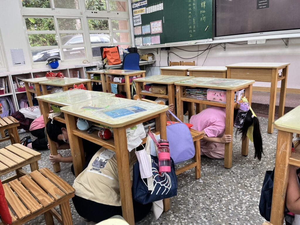 模震6強!基隆小學演練逼真 雙語疏散、封鎖熱區