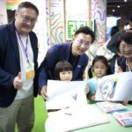 首屆兒少國際書展閉幕倒數！台中文學貢獻獎得主甘耀明驚喜現身　鄭副市長化身書迷購書