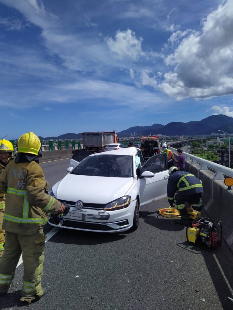 8旬翁駕車國5故障占用外車道遭聯結車追撞車尾全爛 老夫妻受傷