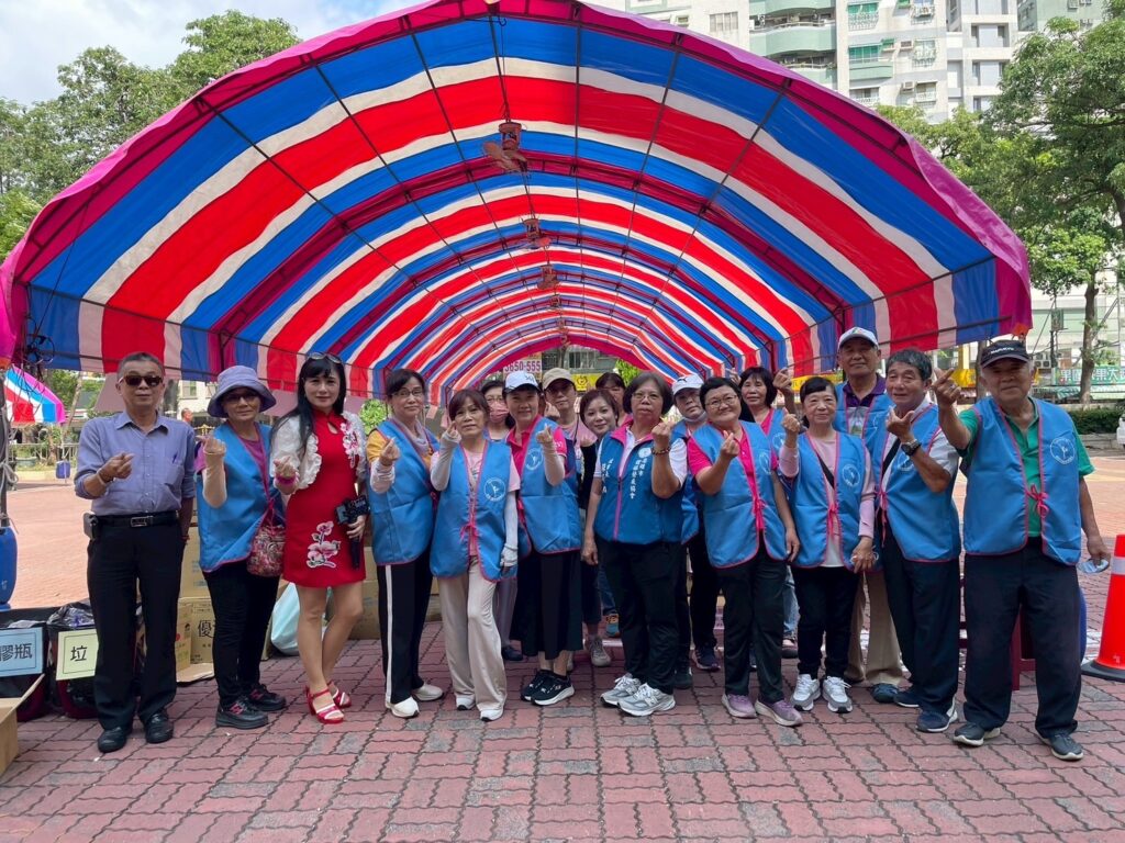 中秋送暖關懷弱勢─蘇莉湘理事長攜手民代、里長與善心人士