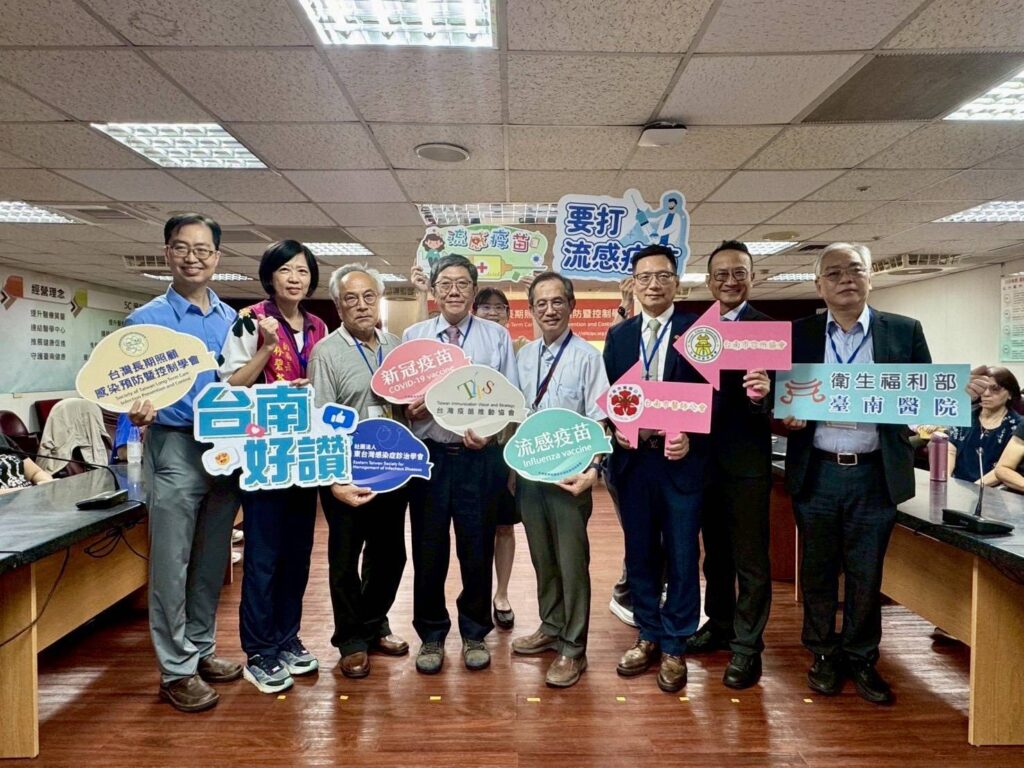 南市攜手啟動長照機構公費流感、新冠疫苗宣導　共築健康防護網