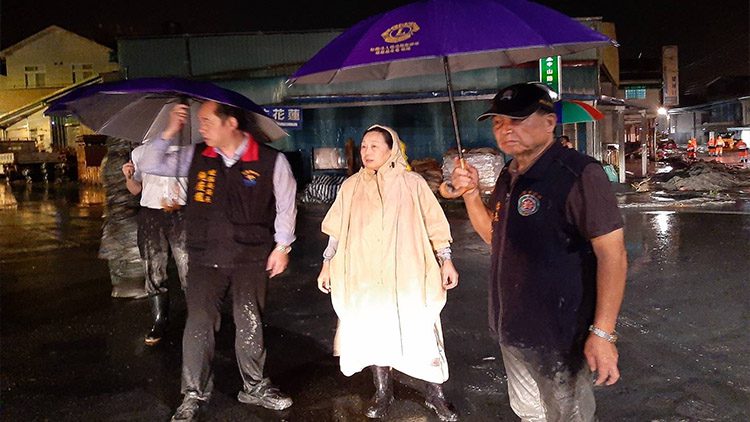 搶災不間斷-徐榛蔚坐鎮光復鄉-啟動緊急應變-加速清淤搶通道路