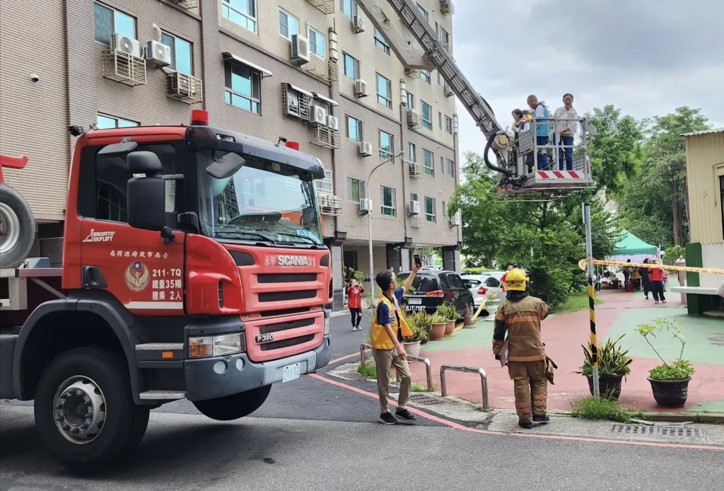 安平區公所與國際獅子會300e1區合辦災害演練-多位市議員當受困者