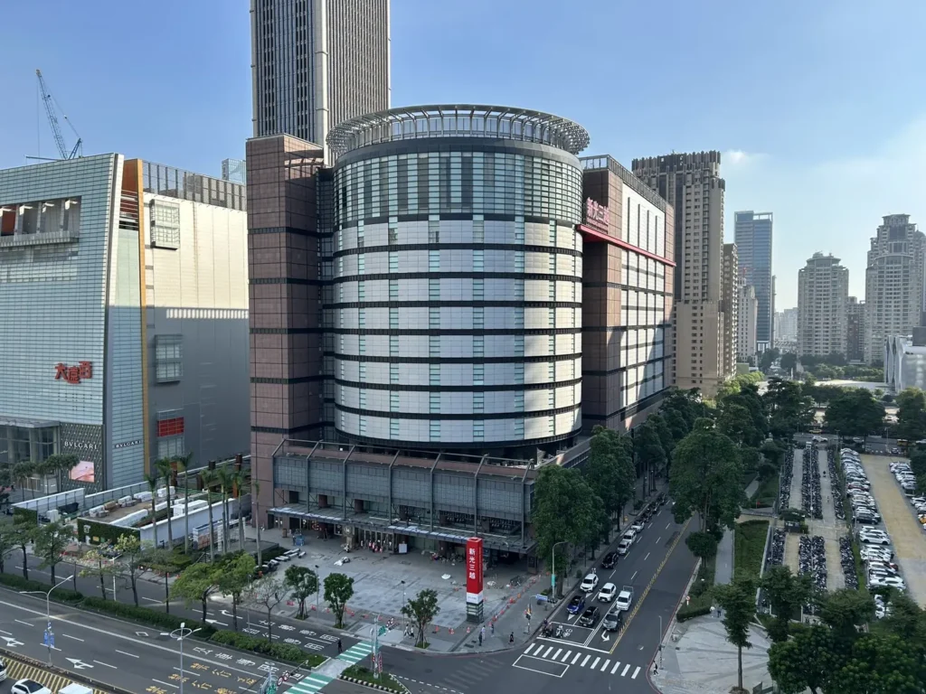 以公共安全為唯一標準-為消費安全把關-都發局：新光三越百貨台中店9月26日依規核准恢復使用　請其後續應依規維護建物合法使用和公共安全等