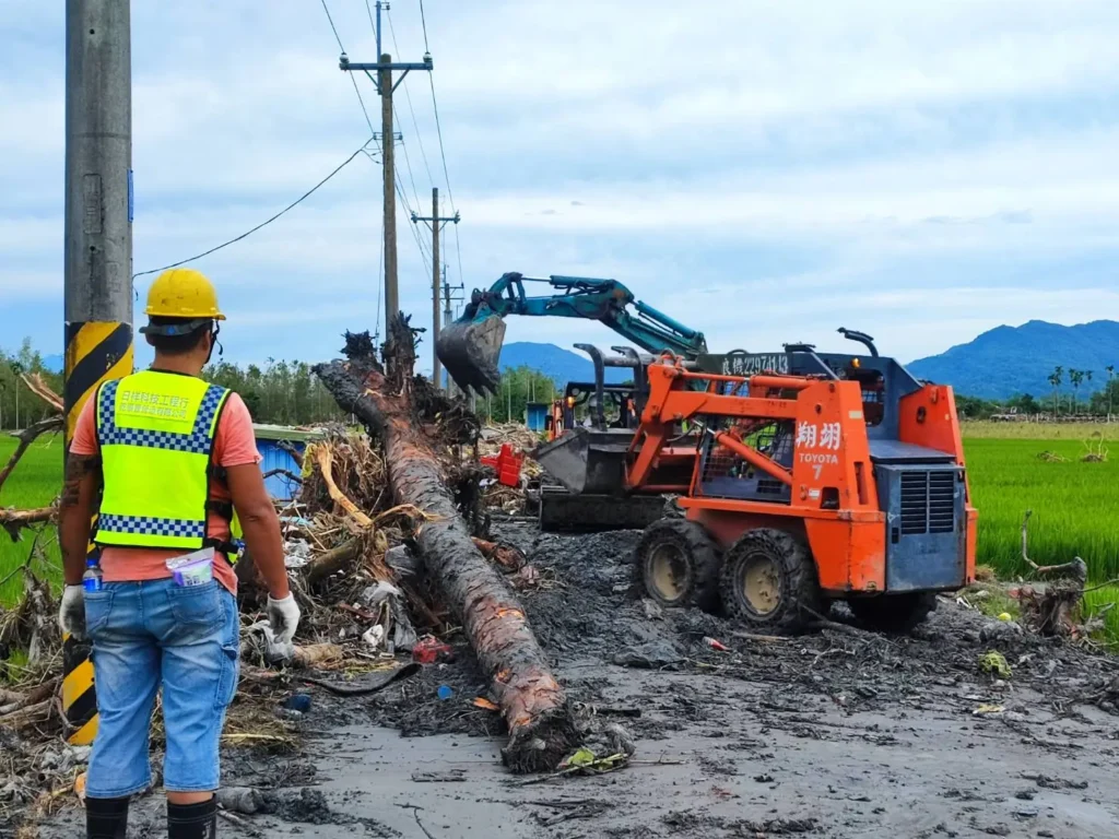 基隆救災隊進駐花蓮光復鄉　全力搶通富田一街災阻道路