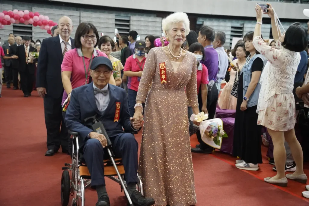 百對鑽石婚佳偶披白紗走紅毯　統一基金會為阿嬤一圓世紀婚紗夢